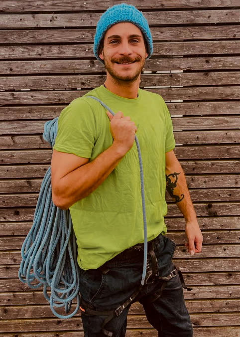 Julian Stotz mit Kletterseil über der Schulter